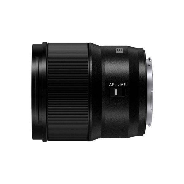 Lumix_S_24mm_004 Panasonic Lumix S 24mm f/1.8 -objektiivi näkyy profiilissa valkoista taustaa vasten, ja siinä näkyvät AF/MF-kytkin, kuvioidut ja sileät alueet sekä objektiivin kiinnitys oikealla.