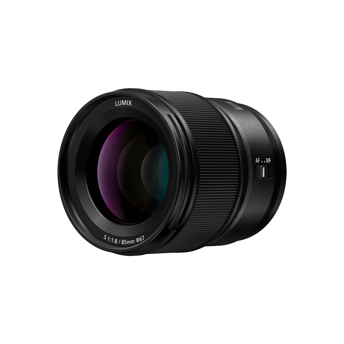 A Panasonic Lumix S 85mm f/1.8 -objektiivi, musta runko, uritettu tarkennusrengas, näkyvät linssielementit ja AF/MF-kytkin, erillään valkoisella taustalla.