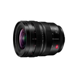 Panasonic Lumix S 16-35mm f/4 -objektiivi mustana, jossa on kirkkaat lasielementit ja yksityiskohtaiset polttoväli- ja aukkomerkinnät valkoisella pohjalla.