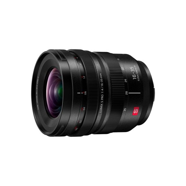 Panasonic Lumix S 16-35mm f/4 -objektiivi mustana, jossa on kirkkaat lasielementit ja yksityiskohtaiset polttoväli- ja aukkomerkinnät valkoisella pohjalla.