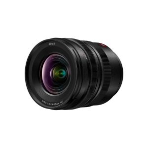 Musta Panasonic Lumix S 16-35mm f/4 -objektiivi, jossa on uurrettu tarkennusrengas ja näkyvä etulasielementti, kuvassa valkoisella taustalla.
