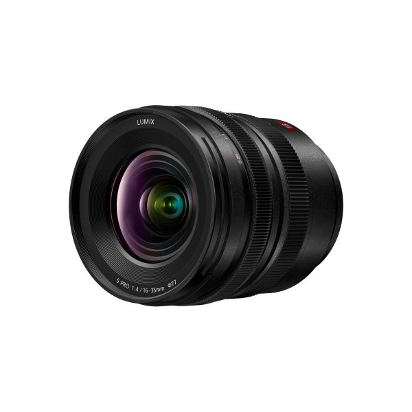 Musta Panasonic Lumix S 16-35mm f/4 -objektiivi, jossa on uurrettu tarkennusrengas ja näkyvä etulasielementti, kuvassa valkoisella taustalla.