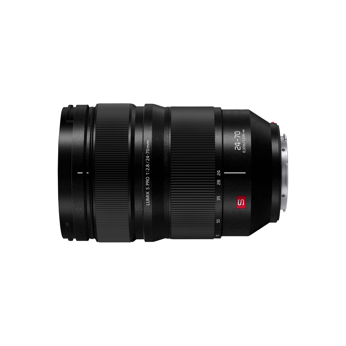 Panasonic Lumix S Pro 24-70mm f/2.8 -objektiivi näkyy vaakasuorassa valkoisella pohjalla, jolloin sen yksityiskohtaiset merkinnät, säätörenkaat ja objektiivin kiinnitys korostuvat.