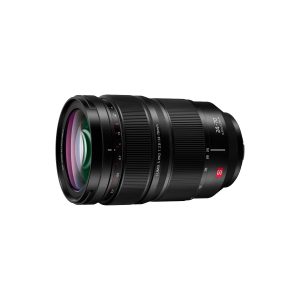 Musta Panasonic Lumix S Pro 24-70mm f/2.8 -objektiivi näkyy valkoisella taustalla, ja siinä on zoomaus- ja tarkennusrenkaat, joissa on polttovälimerkinnät ja punainen "S"-logo kiinnikkeen lähellä.
