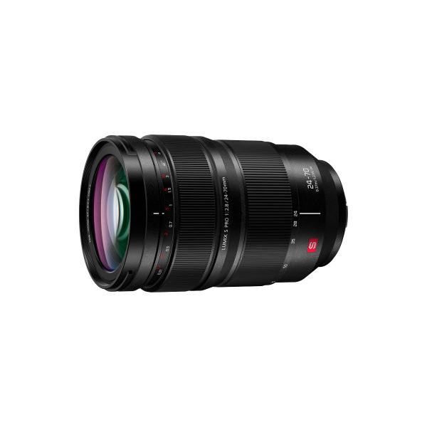 Musta Panasonic Lumix S Pro 24-70mm f/2.8 -objektiivi näkyy valkoisella taustalla, ja siinä on zoomaus- ja tarkennusrenkaat, joissa on polttovälimerkinnät ja punainen "S"-logo kiinnikkeen lähellä.