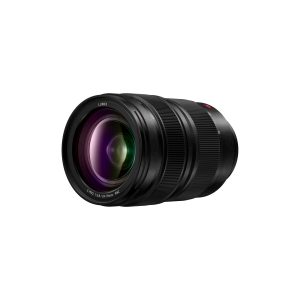 Musta Panasonic Lumix S Pro 24-70mm f/2.8 -objektiivi, jossa on uurrettu zoomausrengas ja suuri etulasielementti, näkyy valkoisella taustalla.