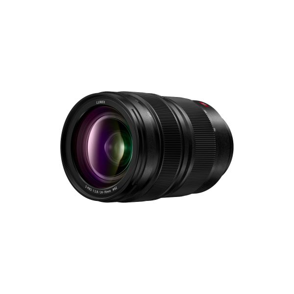 Musta Panasonic Lumix S Pro 24-70mm f/2.8 -objektiivi, jossa on uurrettu zoomausrengas ja suuri etulasielementti, näkyy valkoisella taustalla.