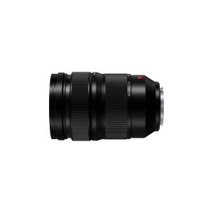 Panasonic Lumix S Pro 24-70mm f/2.8 -objektiivi on kompakti, sylinterimäinen musta vaihdettava kameran objektiivi, jossa on zoomaus- ja tarkennusrenkaat, metallinen kiinnitys, ja se on kuvattu sivulta valkoista taustaa vasten.