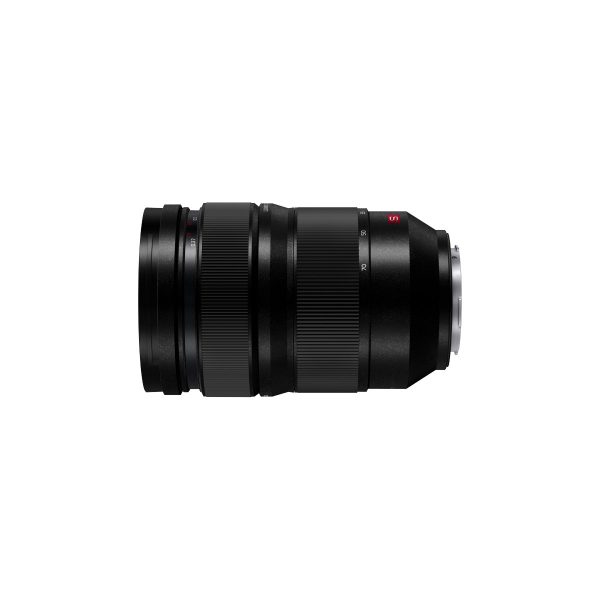 Panasonic Lumix S Pro 24-70mm f/2.8 -objektiivi on kompakti, sylinterimäinen musta vaihdettava kameran objektiivi, jossa on zoomaus- ja tarkennusrenkaat, metallinen kiinnitys, ja se on kuvattu sivulta valkoista taustaa vasten.