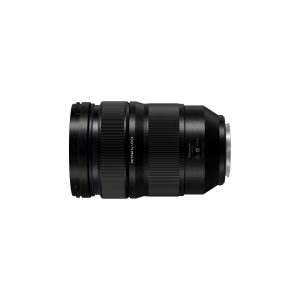 A Panasonic Lumix S Pro 24-70mm f/2.8 -objektiivi, musta zoom-objektiivi, jossa on teksturoidut tarkennus- ja zoom-renkaat, esillä vaaka-asennossa valkoisella taustalla. Tuotetiedot näkyvät objektiivin kyljessä.