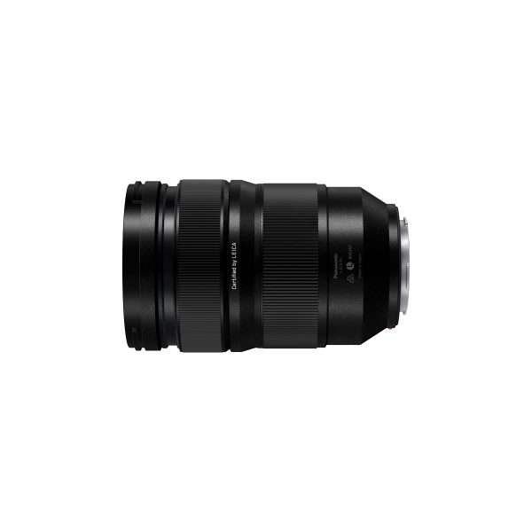 A Panasonic Lumix S Pro 24-70mm f/2.8 -objektiivi, musta zoom-objektiivi, jossa on teksturoidut tarkennus- ja zoom-renkaat, esillä vaaka-asennossa valkoisella taustalla. Tuotetiedot näkyvät objektiivin kyljessä.