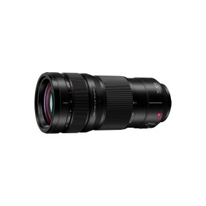 Panasonic Lumix S Pro 70-200mm f/2.8 O.I.S -objektiivi, jossa on useita renkaita ja merkintöjä, on kuvattu vaakasuoraan valkoisella taustalla siten, että sen lasielementti on vasemmalle päin.