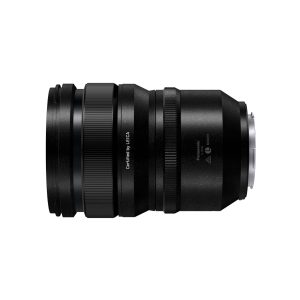 Lumix_S_Pro_50mm_004 Side view of the Panasonic Lumix S Pro 50mm f/1.4, a black lens with textured zoom and focus rings and "Certified by LEICA" marking against a white background.