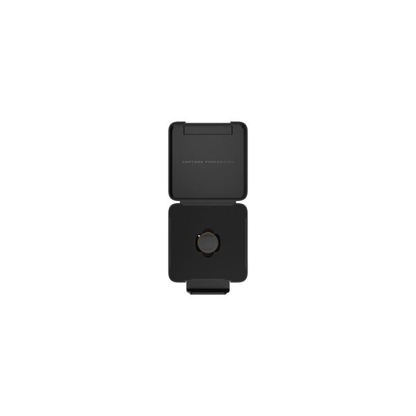 Musta, neliön muotoinen PolarPro Osmo Pocket 3 Circular Polarizer Filter -pyöröpolarisaatiosuodin istuu keskellä valkoisella taustalla, ja sen saranoitu kansi on auki, jotta sen sisällä oleva pyöreä suodatin näkyy. "CAPTURE EXPRESSION" on kohokuvioitu sisäkanteen.