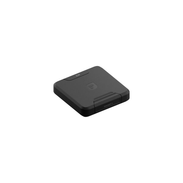 Kompaktissa, neliönmuotoisessa mustassa muovikotelossa, jossa on pyöristetyt reunat, kohokuvioitu logo ja merkityt kansiosat, on PolarPro Osmo Pocket 3 Circular Polarizer Filter -pyöröpolarisaatiosuodin, joka näkyy valkoisella pohjalla.