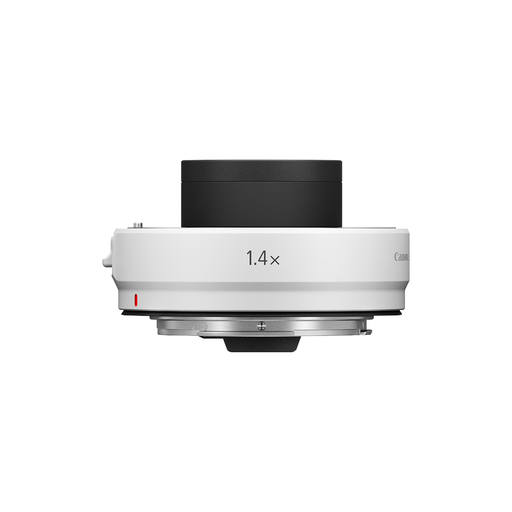 Canon RF Extender 1.4x on valkoinen objektiivin jatke, jossa on musta keskiosa, kuvattuna sivulta valkoista taustaa vasten.