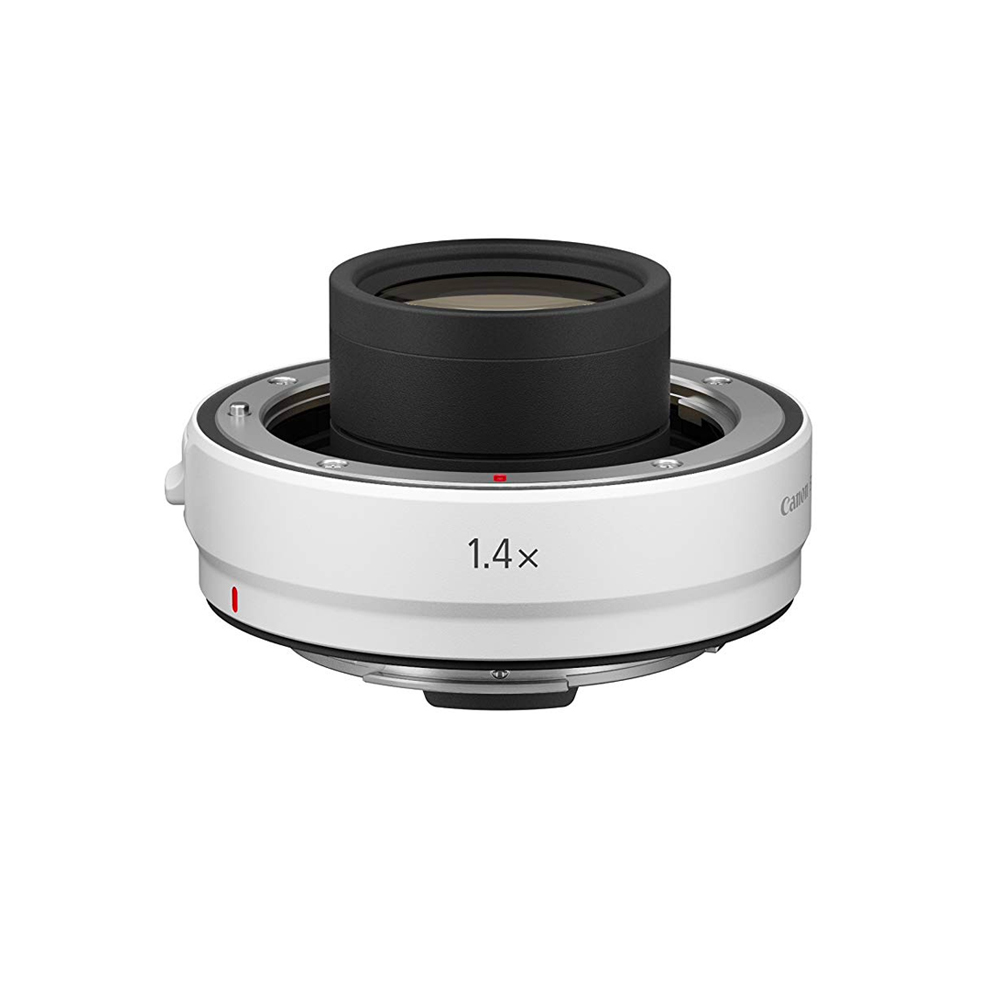 Canon RF Extender 1.4x, valkoinen, jossa on musta keskus, näkyy valkoista taustaa vasten.