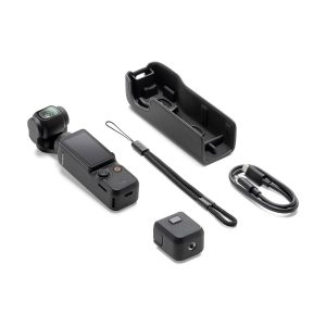 dji_osmo_pocket_3_02 DJI Osmo Pocket 3 -videokamera, kompakti käsikamera, jossa on gimbaali, näkyy valkoisella taustalla yhdessä suojakotelon, rannehihnan, latauskaapelin ja pienen neliönmuotoisen lisävarusteen kanssa.