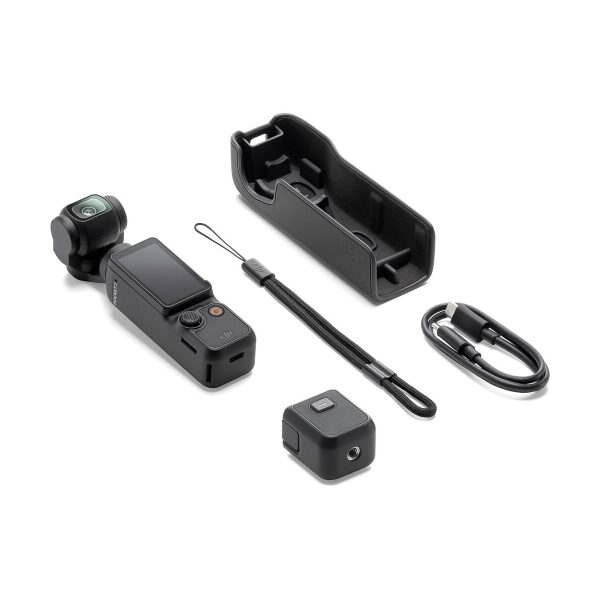 dji_osmo_pocket_3_02 DJI Osmo Pocket 3 -videokamera, kompakti käsikamera, jossa on gimbaali, näkyy valkoisella taustalla yhdessä suojakotelon, rannehihnan, latauskaapelin ja pienen neliönmuotoisen lisävarusteen kanssa.