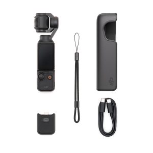 dji_osmo_pocket_3_03 DJI Osmo Pocket 3 -videokamera ja sen kardaani, suojakotelo, rannehihna, USB-C-latauskaapeli ja sovitin on siististi järjestetty valkoiselle taustalle.