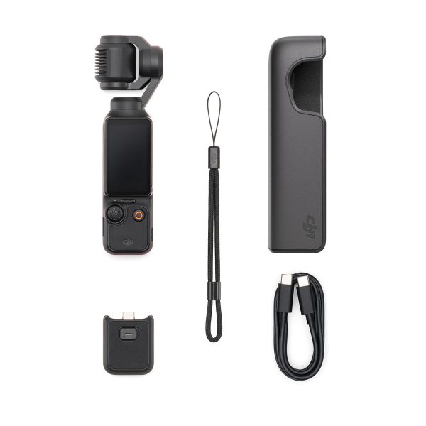 dji_osmo_pocket_3_03 DJI Osmo Pocket 3 -videokamera ja sen kardaani, suojakotelo, rannehihna, USB-C-latauskaapeli ja sovitin on siististi järjestetty valkoiselle taustalle.