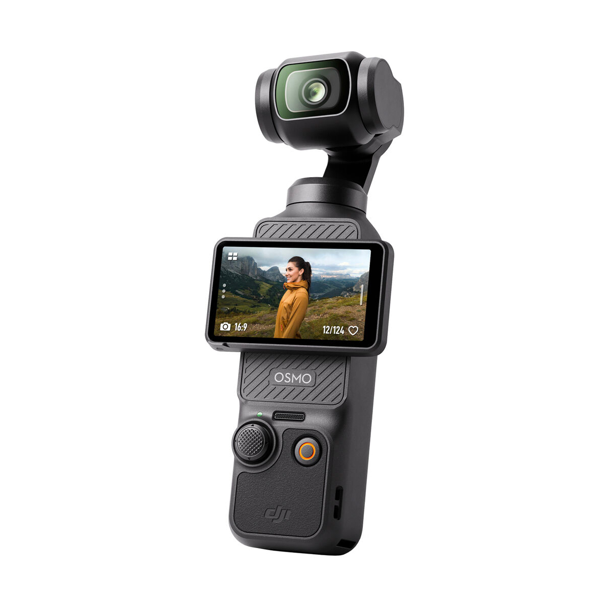 dji_osmo_pocket_3_05 Nainen poseeraa ulkona vuorten edessä, kädessään DJI Osmo Pocket 3 -videokamera - pienikokoinen kannettava laite, jossa on sisäänrakennettu gimbaali, kosketusnäyttö, OSMO-merkintä ja useita painikkeita ja valitsimia.