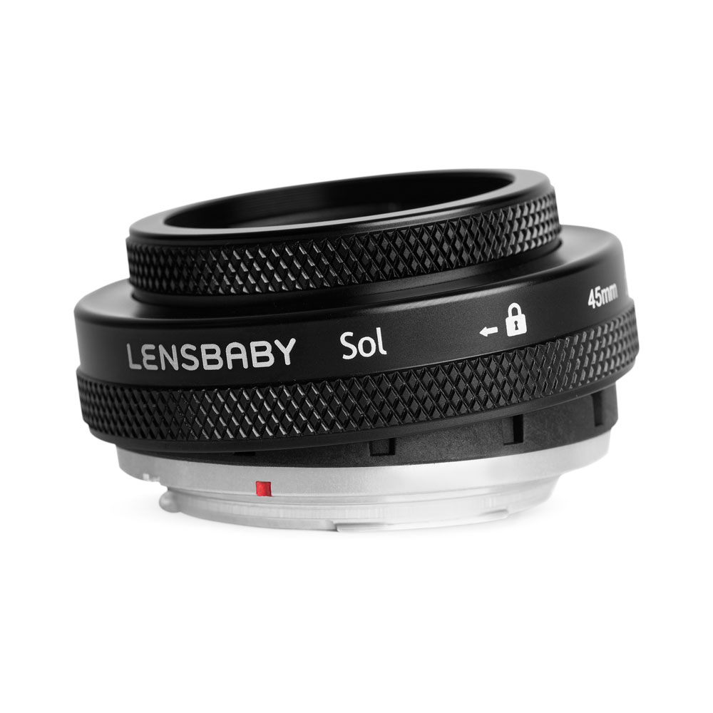 Lensbaby Sol 45 Sony E:lle on musta kameraobjektiivi, jossa on kuvioidut pitorenkaat ja lukitussymboli valkoisella taustalla.