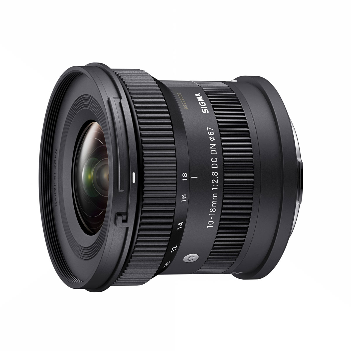 Sigma 10-18mm f/2.8 DC DN -objektiivi, Sony E on kuvattu valkoisella taustalla, jolloin sen laaja zoomausrengas, yksityiskohtaiset linssimerkinnät ja lasinen etuelementti korostuvat.