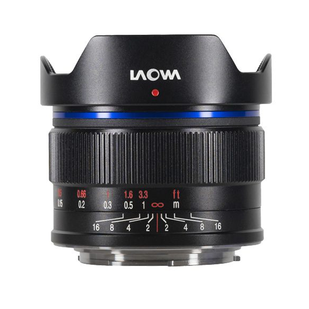 Laowa 10mm f/2 Zero-D - MFT-objektiivissa on musta runko, jossa on sininen aksenttirengas, tarkennus- ja aukkomerkinnät sekä terälehden muotoinen huppu valkoista taustaa vasten.