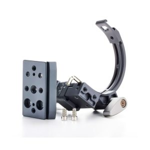 Benro Quick Rotation Lens Bracket -objektiivikiinnikkeessä on metallinen kiinnike, jossa on useita reikiä, säädettävä kaareva varsi, kaksi ruuvia ja vipu, jotka kaikki näkyvät valkoisella pohjalla.