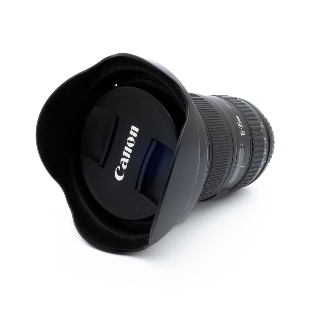Nikon Nikkor Z MC 105mm f/2.8 VR S (Kunto K5) -objektiivi, johon on kiinnitetty vastavalosuoja, kuvattuna kulmasta valkoisella taustalla. Nikonin logo näkyy selvästi objektiivin suojuksessa.