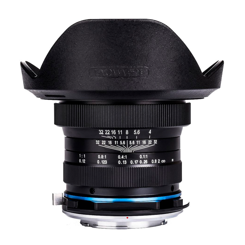 Laowa 15mm f/4 Wide Angle Macro for Canon EF -objektiivissa on terälehden muotoinen huppu, aukko- ja tarkennusrenkaat, joissa on valkoiset kaiverretut numerot, ja sininen rengas metallisen objektiivin kiinnikkeen lähellä, kuvassa valkoisella pohjalla.