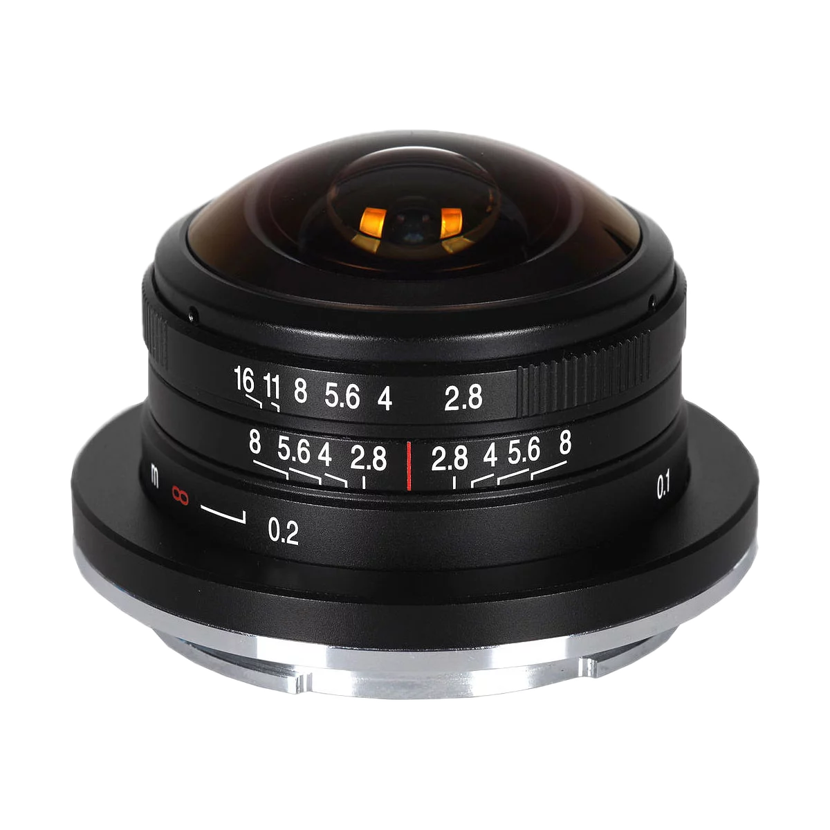 Laowa 4mm f/2.8 Circular Fisheye - EOS-M -objektiivissa on laajakulmainen kaareva lasielementti, musta metallirunko sekä valkoiset ja punaiset kaiverretut aukko- ja tarkennusmerkinnät valkoista taustaa vasten.