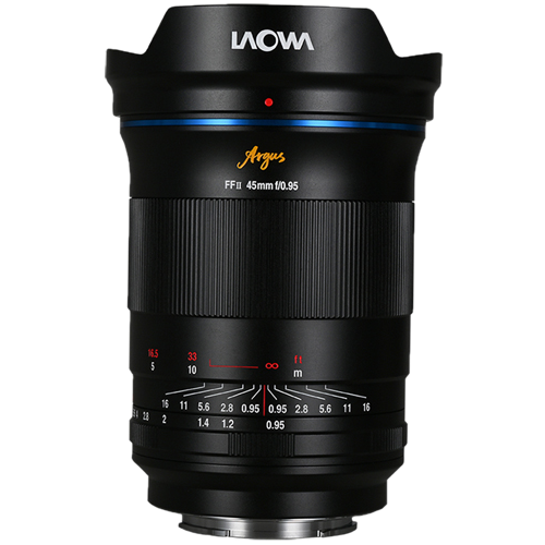 Laowa Argus 45mm f/0.95 - Sony FE -objektiivi seisoo pystyasennossa vaaleaa taustaa vasten, ja sen musta runko, näkyvät tarkennusrengas ja aukkorenkaat sekä valkoiset, punaiset ja keltaiset merkinnät ovat näkyvissä.