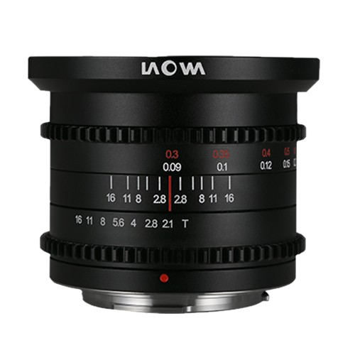 Lähikuva Laowa Cine 6mm T2.1 Zero-D - MFT -objektiivista mustana, jossa on valkoiset aukon ja tarkennuksen merkinnät ja numerot valkoista taustaa vasten.