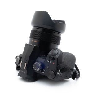 Lumix -2 Nikon Nikkor Z MC 105mm f/2.8 VR S (Kunto K5) -objektiivi, käytetty, kuvattu valkoisella taustalla; kuvassa näkyvät sen painikkeet, valitsimet ja yksityiskohtaiset ominaisuudet.