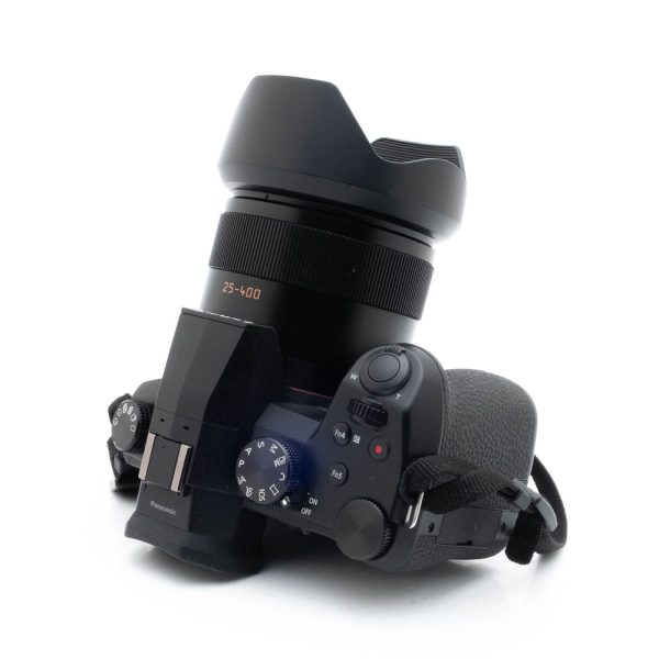 Lumix -2 Nikon Nikkor Z MC 105mm f/2.8 VR S (Kunto K5) -objektiivi, käytetty, kuvattu valkoisella taustalla; kuvassa näkyvät sen painikkeet, valitsimet ja yksityiskohtaiset ominaisuudet.