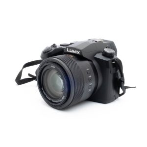 Lumix -4 Nikon Nikkor Z MC 105mm f/2.8 VR S (Kunto K5) -objektiivi (käytetty) näkyy valkoisella taustalla.