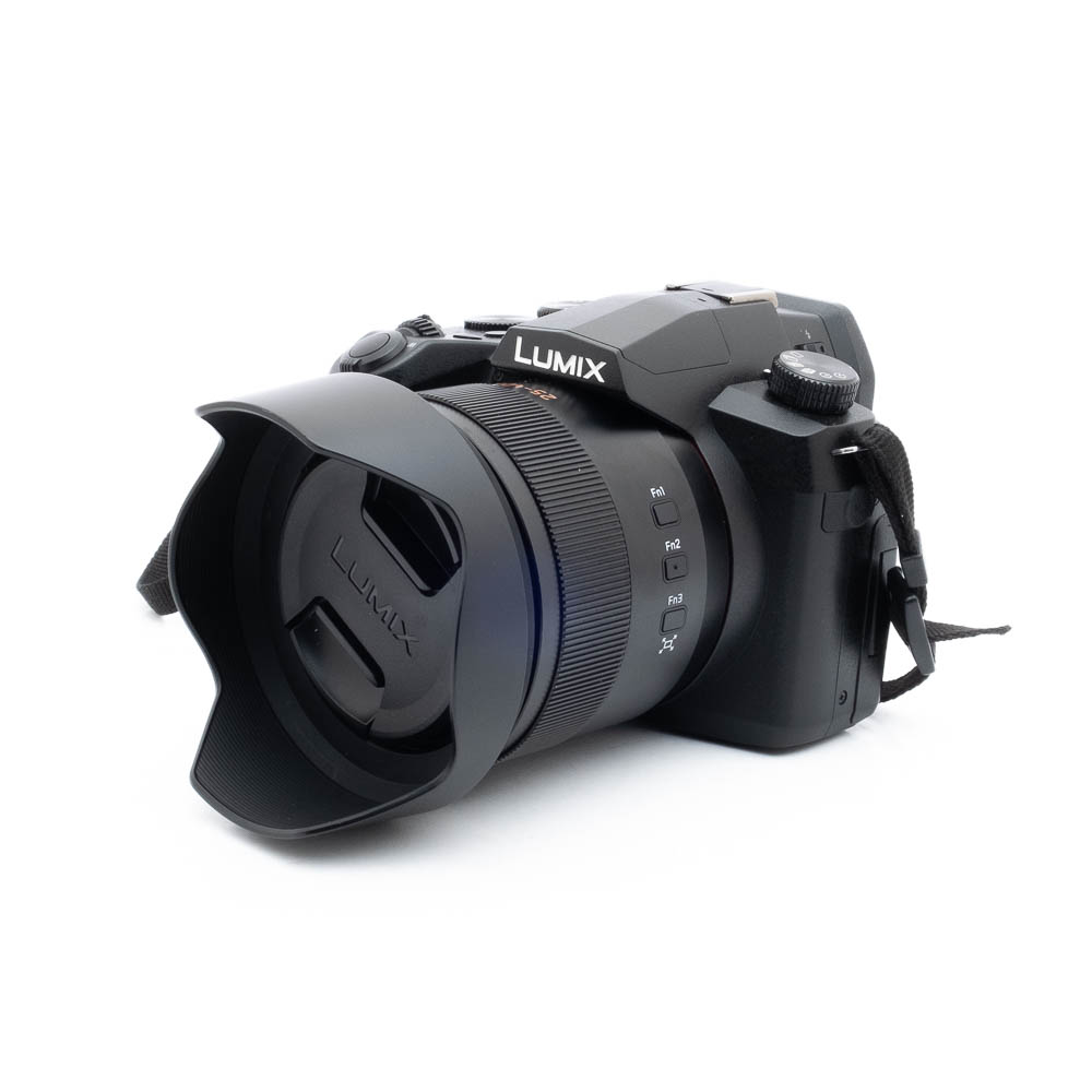 Nikon Nikkor Z MC 105mm f/2.8 VR S (Kunto K5) - Käytetty objektiivi, johon on kiinnitetty suuri etuelementti ja vastavalosuoja, istuu valkoisella taustalla, ja siinä on yksityiskohtainen teksturointi ja selkeät säätörenkaat.