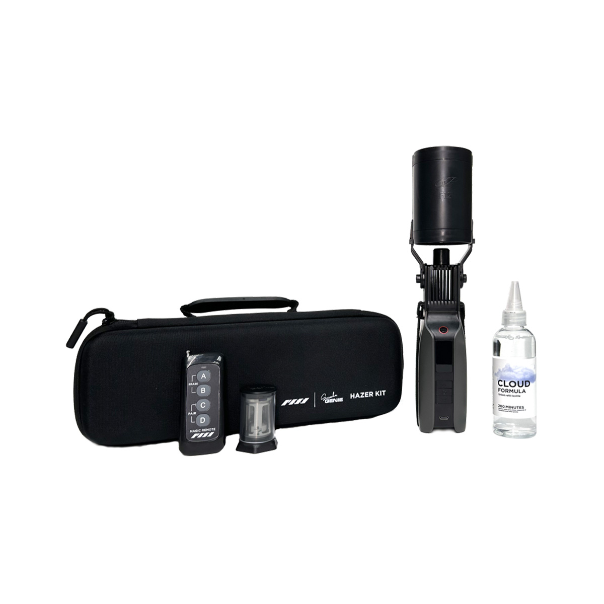 PMI SmokeGENIE - Hazer Kit sisältää sumutuskoneen, mustan kantolaukun, kaukosäätimen, sylinterimäisen lisälaitteen ja sumutusnestepullon - kaikki valkoisella pohjalla.