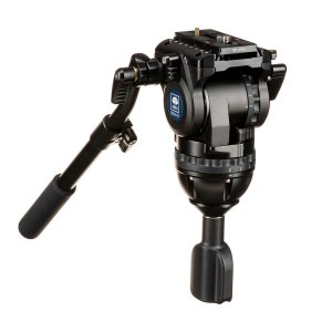 Sirui BCT-2203 + BCH-10 Kit on musta ammattikäyttöön tarkoitettu nestemäinen videostatiivipää, jossa on pitkä kahva ja säätönupit ja joka on suunniteltu kameran sulavaan liikutteluun.