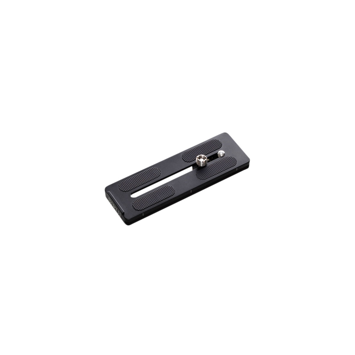 Sirui Quick Release Plate PH-120 -pikalevy on musta suorakulmainen levy, jossa on keskimmäinen kiinnitysruuvi ja kumipintaiset tartuntaliuskat, kuvassa eristettynä valkoisella pohjalla.
