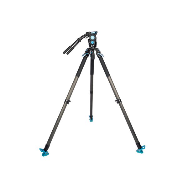 Sirui_SVT75LSVH15_005 Sirui SVT-75 Pro Lite Videojalusta Sirui SVH15 Pro Videopäällä on ammattikäyttöön tarkoitettu musta kolmijalkainen kolmijalkainen ammattilaisjalusta, jossa on siniset korostukset, kolme säädettävää jalkaa ja kallistuskahva, kuvassa täysin ulosvedettynä valkoisella pohjalla.