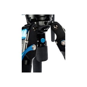 Lähikuva Sirui SVT-75 Pro Lite -videojalustan mustansinisestä jalkanivelestä, jossa on metalliruuvit, kuvioitu kahva ja sininen säätönuppi valkoista taustaa vasten.