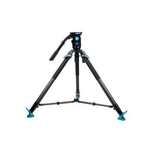 Sirui SVT-75 Pro Videojalusta + Sirui SVH15 Pro Videopäässä on kolme ulosvedettävää jalkaa, joissa on siniset lukitusklipsit, musta kahva ja keskimmäinen kiinnityslevy, kuvassa valkoista taustaa vasten.