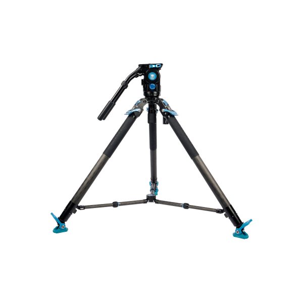 Sirui SVT-75 Pro Videojalusta + Sirui SVH15 Pro Videopäässä on kolme ulosvedettävää jalkaa, joissa on siniset lukitusklipsit, musta kahva ja keskimmäinen kiinnityslevy, kuvassa valkoista taustaa vasten.