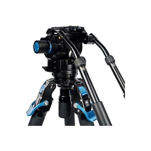 Lähikuva Sirui SVT-75 Pro Videojalusta Sirui SVH15 Pro Videopäällä, jossa on siniset säätönupit ja -vivut tukevilla mustilla jalustan jaloilla kameran tarkkaa asemointia varten.