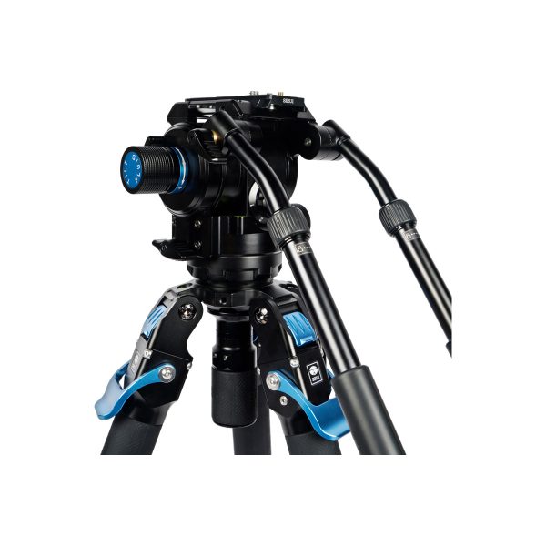 Lähikuva Sirui SVT-75 Pro Videojalusta Sirui SVH15 Pro Videopäällä, jossa on siniset säätönupit ja -vivut tukevilla mustilla jalustan jaloilla kameran tarkkaa asemointia varten.