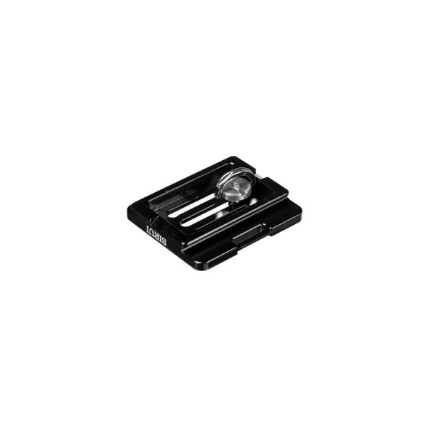 Sirui Quick Release Plate TY-60X -pikalevy on musta metallilevy, jossa on hopeinen ruuvi kameroiden kiinnittämiseen jalustoihin tai tukiin, kuvassa valkoisella pohjalla.