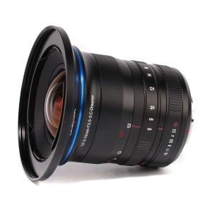 Lähikuva Laowa 8-16mm f/3.5-5 Zoom CF Fuji X -objektiivista, jossa korostuvat sen musta objektiivirunko, leveä etuelementti, näkyvät tarkennus- ja aukkorenkaat sekä yksityiskohtaiset polttovälin, aukon ja etäisyyden merkinnät.